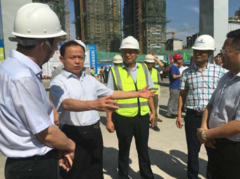 鳳臺縣委縣政府來到天下明珠項目開展“夏季送清涼”慰問活動