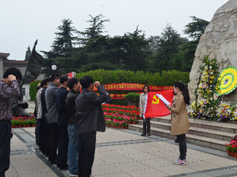 公司黨支部開展“緬懷革命先烈，繼承優(yōu)良傳統(tǒng)”清明節(jié)祭掃活動